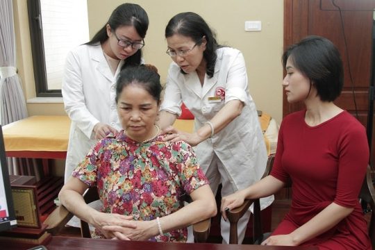 Chị Hồng đã đưa mẹ là bà Nguyễn Thị Hoa đến Biệt thự 16, ngõ 168 Nguyễn Khánh Toàn, Cầu Giấy, để thăm khám và điều trị bệnh.
