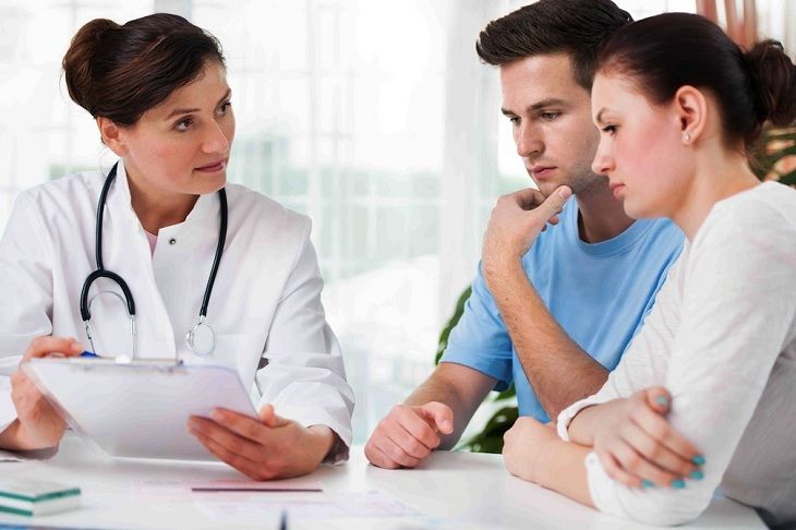 Các cặp vợ chồng nên chủ động thăm khám bác sĩ sớm để có phương pháp xử lý phù hợp