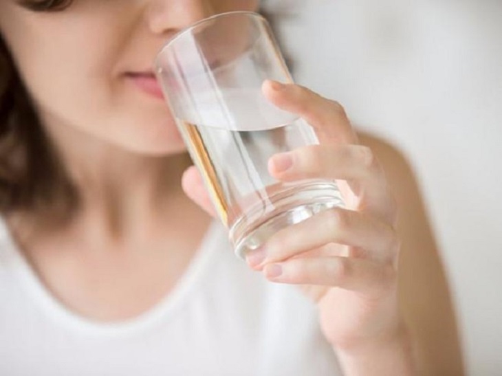 Uống đủ nước mỗi ngày để phòng bệnh sỏi thận