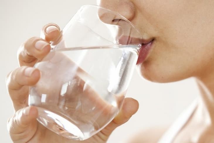 Người bệnh thận nên uống đủ lượng nước cần thiết hàng ngày