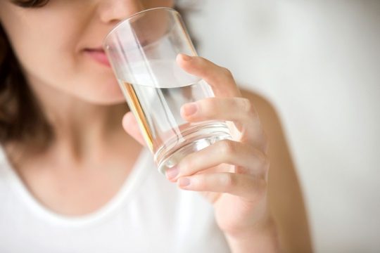 Sỏi thận uống gì? Nước lọc là sự lựa chọn tốt nhất