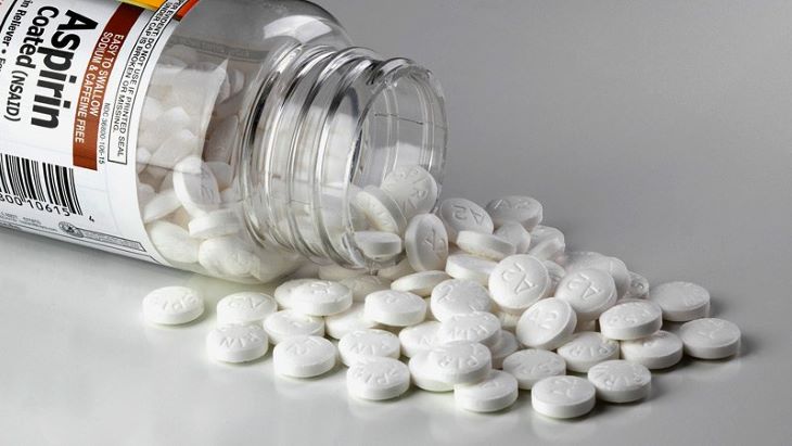 Aspirin là thuốc chống viêm, giảm đau vô cùng phổ biến và có thể dễ dàng tìm mua 
