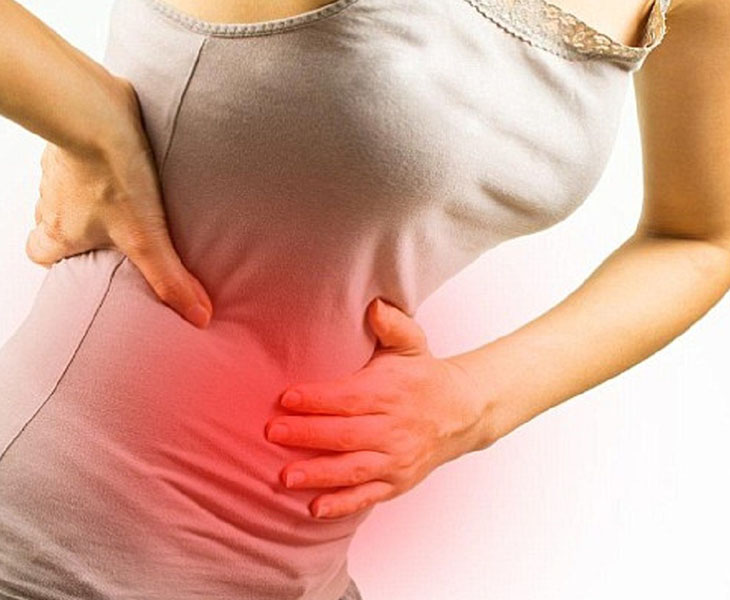 Trong số các triệu chứng sỏi thận ở phụ nữ, đau bụng là biểu hiện dễ thấy nhất
