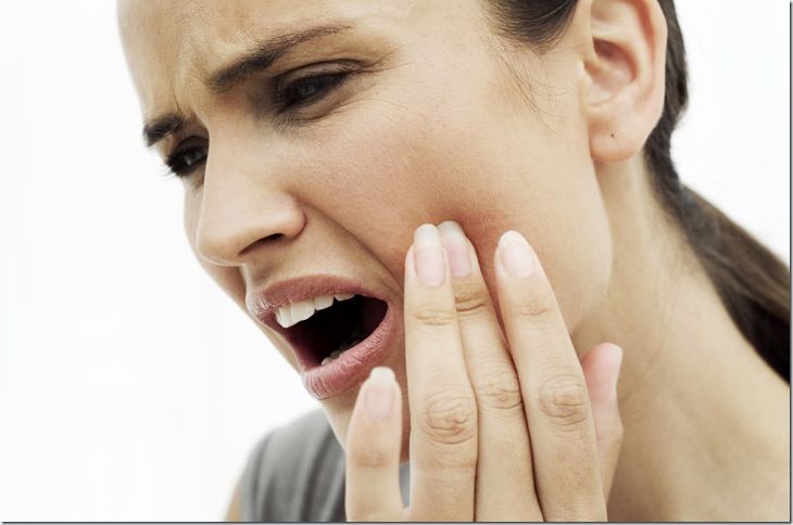 Người bệnh sẽ có cảm giác đau nhức hai bên hàm khi nhai, nuốt hoặc nói chuyện
