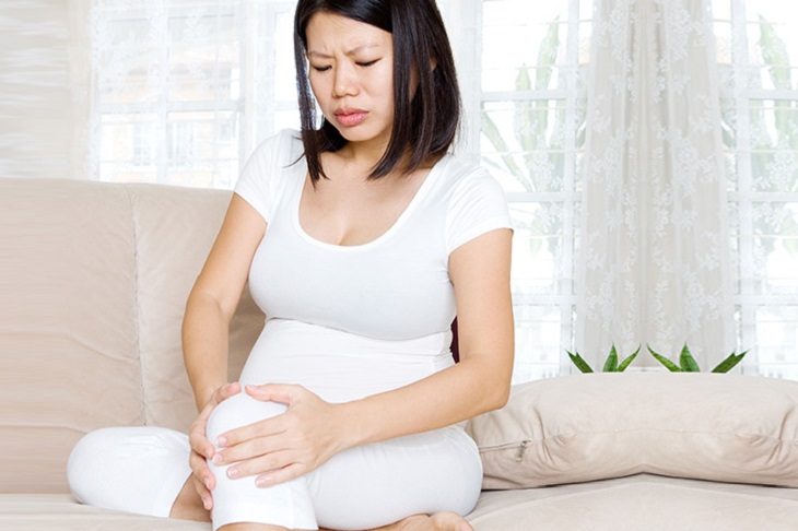 Khi mang thai, trọng lượng cơ thể của mẹ tăng lên nhiều lần làm đau đầu gối