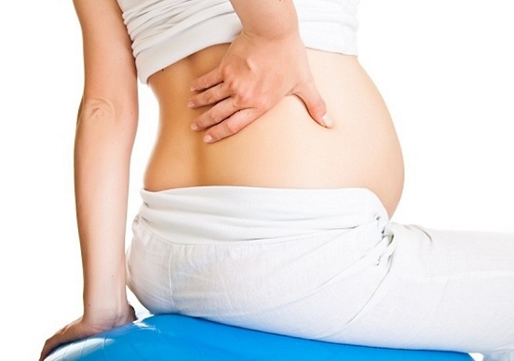 Sự phát triển của thai nhi gây áp lực lên vùng khớp háng của mẹ bầu
