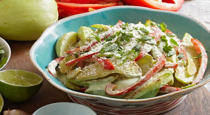 Trộn salad rau củ với dầu oliu vừa giúp giảm ngứa vừa bồi bổ sức khỏe