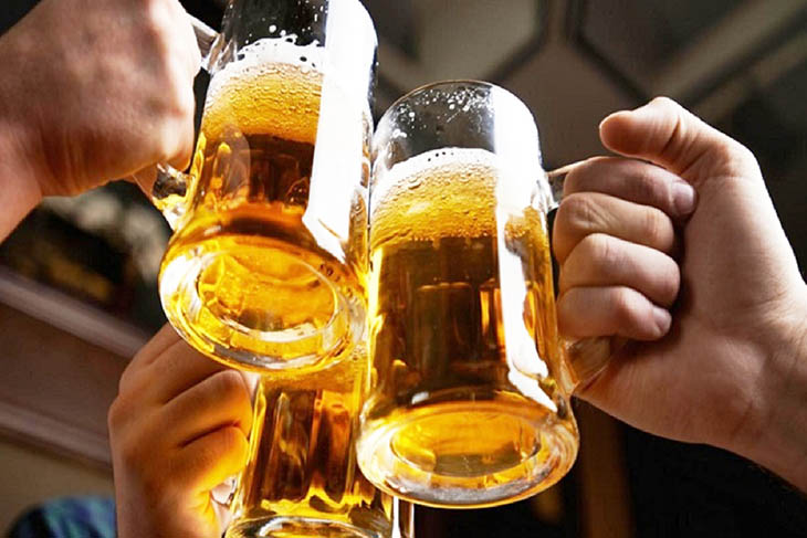 Bia rượu khiến dạ dày bị kích thích, dễ khởi phát bệnh lý