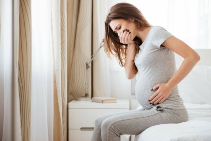 Đau dạ dày khi mang thai khiến cơ thể người mẹ mệt mỏi.
