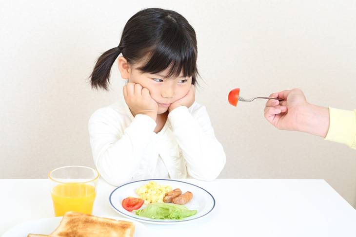 Chế độ ăn uống thiếu khoa học dẫn đến đau dạ dày ở trẻ
