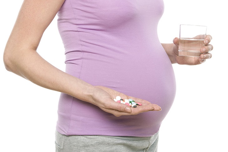 Mẹ bầu dùng nhiều thuốc có thể bị nổi mề đay khi mang thai