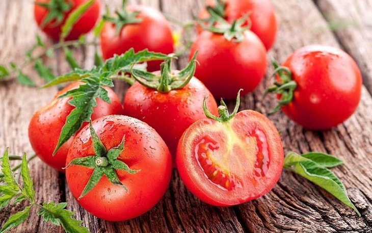 Thực phẩm chứa solanin nên tránh xa bao gồm: Cà chua,cà tím, măng chua, ớt