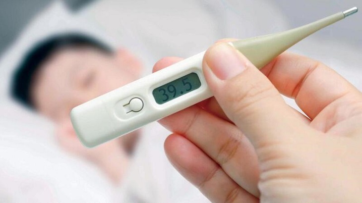 Bé sốt trên 39 độ không cắt sốt cần được đưa tới thăm khám bác sĩ