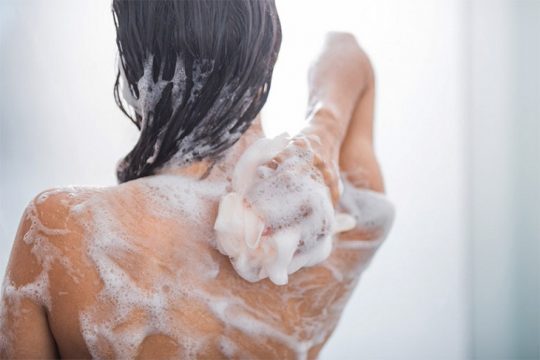 Sử dụng loại sữa tắm viêm da cơ địa lành tính để bảo vệ làn da