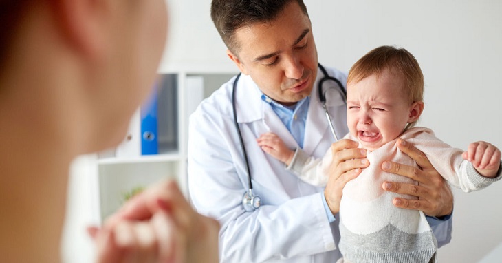 Khi bé quá khóa chịu do nghẹt mũi thì bố mẹ nên cần tới sự trợ giúp của các bác sĩ