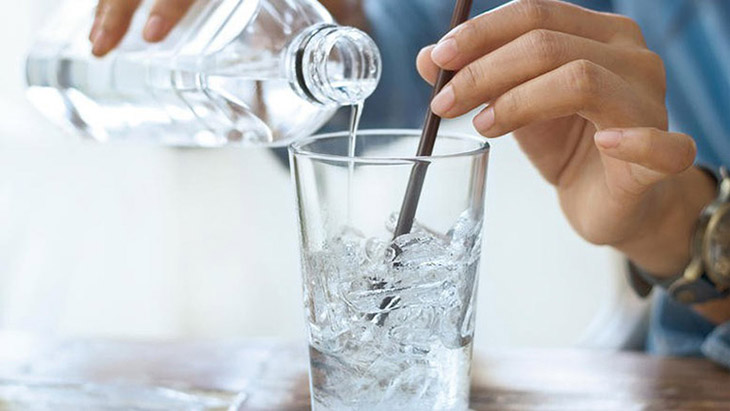 Uống nhiều nước và bổ sung các thực phẩm có lợi cho quá trình điều trị