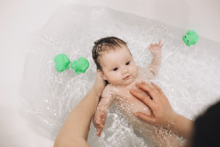 Phụ huynh cần tắm rửa cho bé thường xuyên để hạn chế nguy cơ mắc bệnh