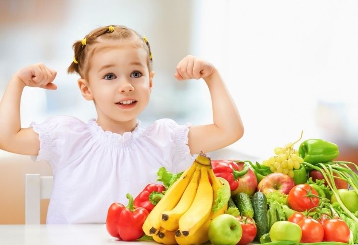 Các loại rau củ, trái cây là nguồn dinh dưỡng tốt cho trẻ trong giai đoạn mắc viêm VA