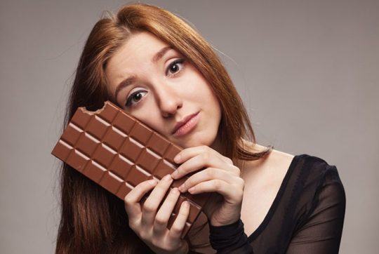 Ăn socola có mất ngủ không? Đây là một trong số những tác hại của socola đối với sức khỏe