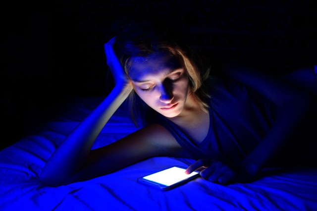 Hạn chế dùng thiết bị điện tử trước khi ngủ