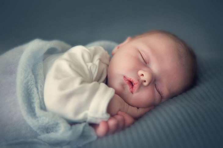 Trung bình mỗi ngày trẻ sơ sinh cần ngủ khoảng 18-20 tiếng