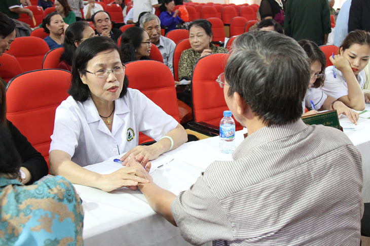 Nhiều người bệnh được TS.BS Nguyễn Thị Vân Anh trực tiếp thăm khám và điều trị