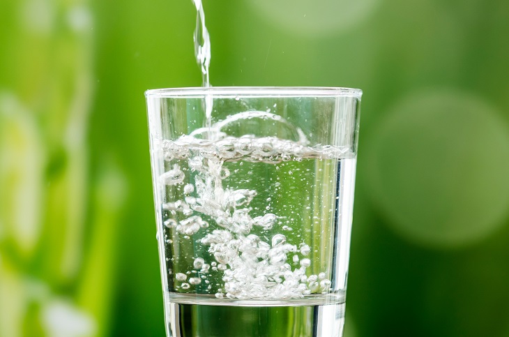 Uống nước nhiều giúp da cân bằng độ ẩm, hạn chế tình trạng bong tróc