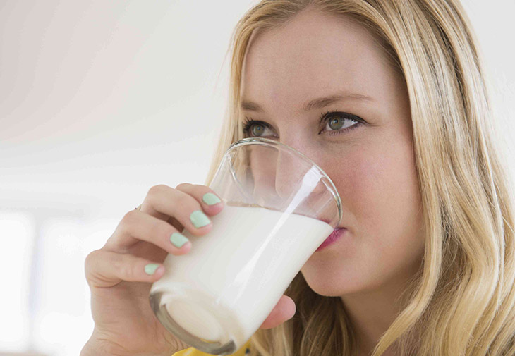 Nhiều người thắc mắc bị viêm loét dạ dày có nên uống sữa không