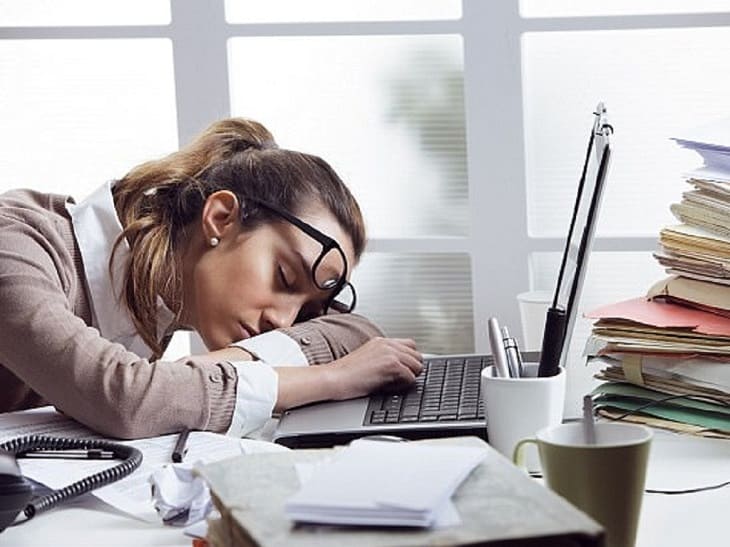 Mất ngủ buồn nôn gây mệt mỏi, uể oải, ảnh hưởng đến công việc, sinh hoạt
