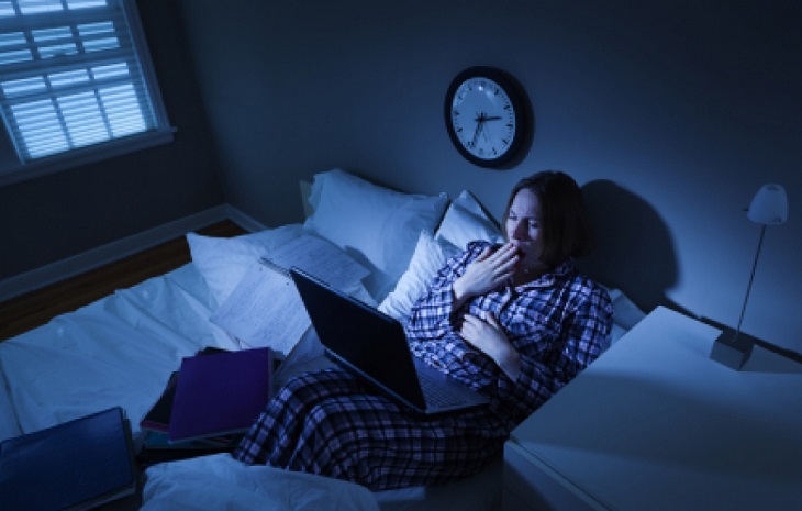 Tuyệt đối không thức khuya để tránh dạ dày bị kích thích và co bóp mạnh vào ban đêm