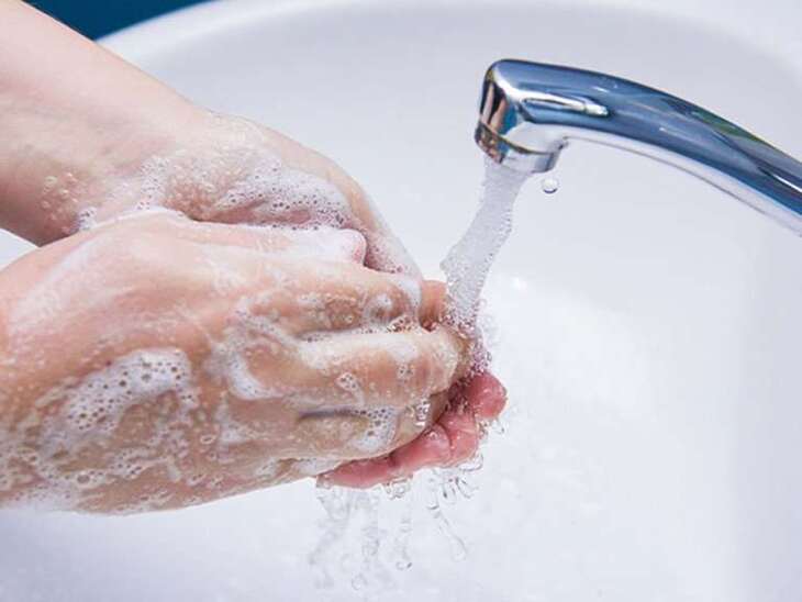 Nên vệ sinh tay sạch sẽ trước khi sử dụng
