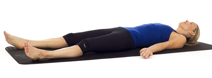 Tư thế xác chết là một trong những tư thế yoga chữa trào ngược dạ dày đơn giản, hiệu quả nhất