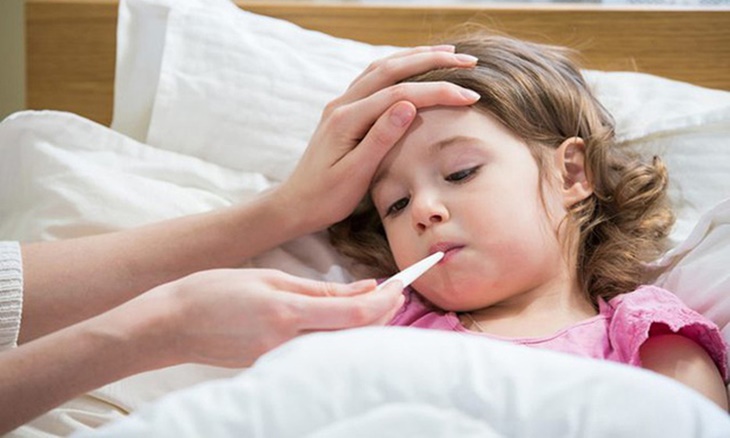 Nếu trẻ có biểu hiện đau đầu, sốt cao, nôn ói phụ huynh nên đứa trẻ đi khám ngay
