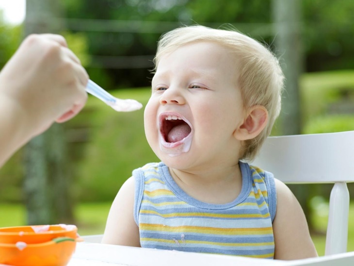 Cho trẻ ăn uống khoa học để bổ sung các chất cần thiết khi bị đau đầu migraine 