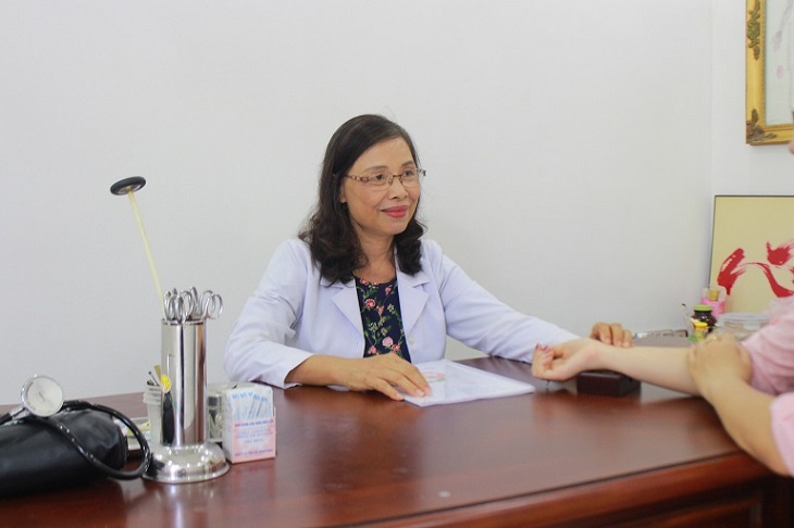 Được thăm khám bởi bác sĩ Nguyễn Thị Vân Anh (Nguyên Trưởng khoa nội Bệnh viện YHCT Trung ương)