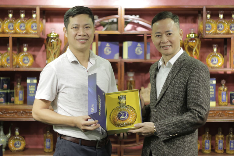 Diễn viên Tùng Dương cũng tin tưởng lựa chọn sử dụng rượu Đông trùng hạ thảo Vietfarm