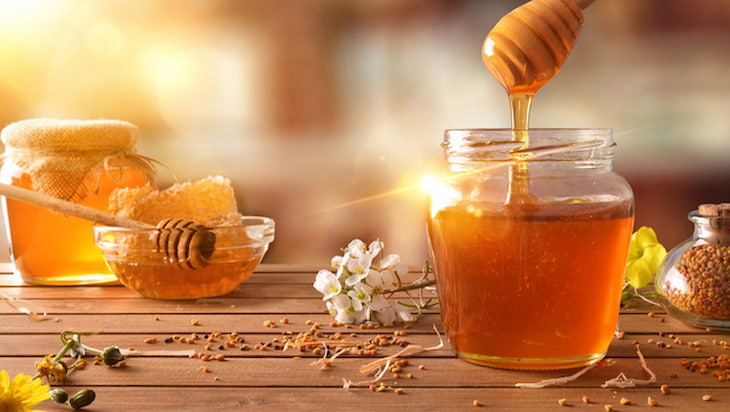Người bệnh có thể uống trà mật ong hàng ngày để giảm đau, sưng viêm