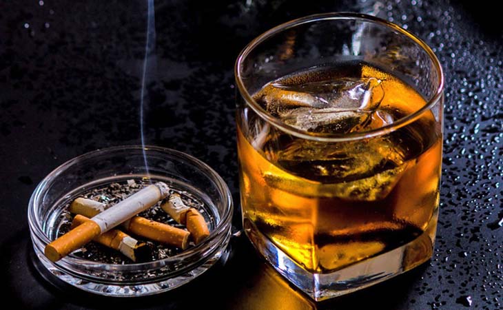 Nam giới thường xuyên sử dụng bia rượu, thuốc lá có thể bị mụn nội tiết