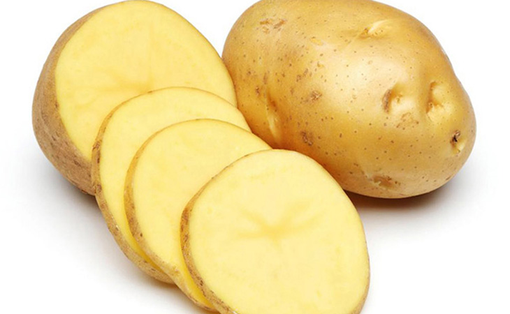 Cách trị mụn nội tiết nam bằng khoai tây được nhiều người áp dụng