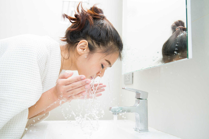 Rửa mặt mỗi ngày để giữ làn da thông thoáng, ngăn ngừa mụn
