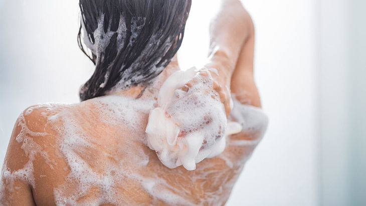 Tắm rửa sạch sẽ để hạn chế mụn trên lưng