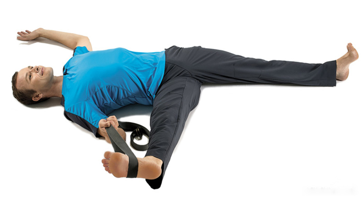 Tư thế yoga nằm duỗi 1 chân sẽ giúp nam giới cải thiện triệu chứng bệnh phì đại