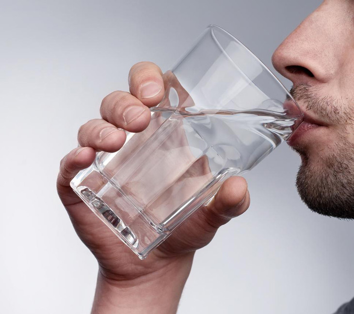 Để ngăn ngừa bệnh bạn nên uống đủ nước mỗi ngày