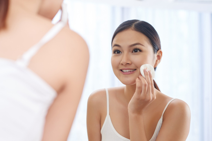 Bạn nên tẩy trang sạch cho da để ngăn mụn tái phát