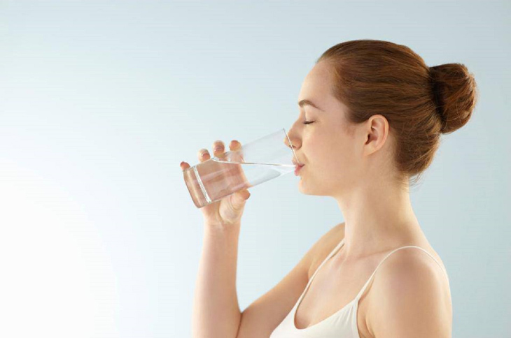 Chị em nên uống nhiều nước để tăng khả năng đào thải độc tố