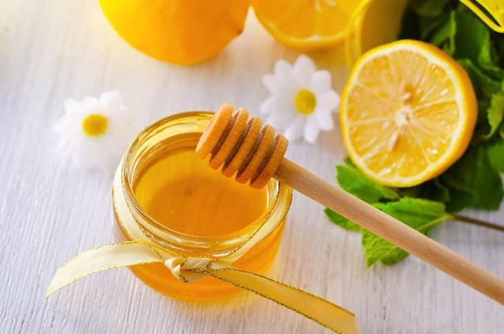 Hỗn hợp mật ong nguyên chất và nước cốt chanh cải thiện mụn hiệu quả