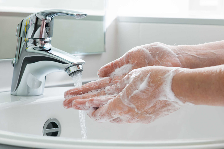 Bạn cần rửa sạch tay trước khi nặn mụn