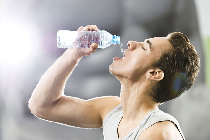 Nam giới nên uống nhiều nước để tốt cho sức khỏe