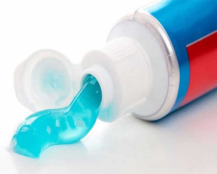 Kem đánh răng có chứa hàm lượng lớn baking soda giúp loại bỏ thâm mụn