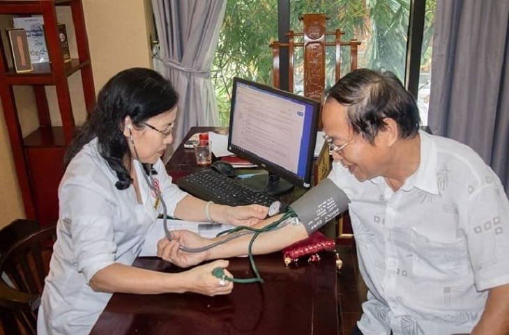 Chú Thành được bác sĩ Vân Anh thăm khám và kê đơn